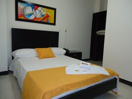 1 habitación, cubrecamas, escritorio y cortinas blackout