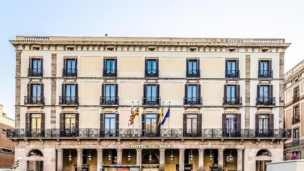 A multi-story building with a classical architectural style, featuring a balcony with wrought iron railings and a sign reading "HOTEL DEL MAR". - Del Mar Hotel (Barcelona)