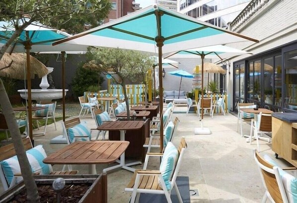 Outdoor dining - Hotel Barsey by Warwick (Brussels)