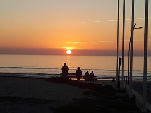På stranden