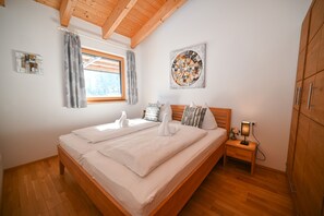 2 slaapkamers, een strijkplank/strijkijzer, gratis wifi, beddengoed