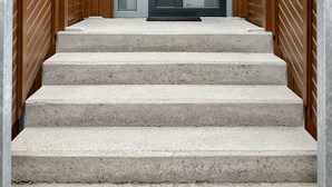 A staircase leading to a door marked "TOP 5". - Schmitten Finest Apartment - LEO (Zell am See)