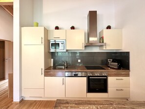 Een koelkast, een magnetron, een oven, een kookplaat