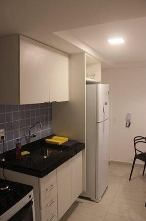 Apartamento, 1 cama de casal e sofá-cama | Cozinha privada | Geladeira, micro-ondas, fogão, talheres/pratos/utensílios de cozinha