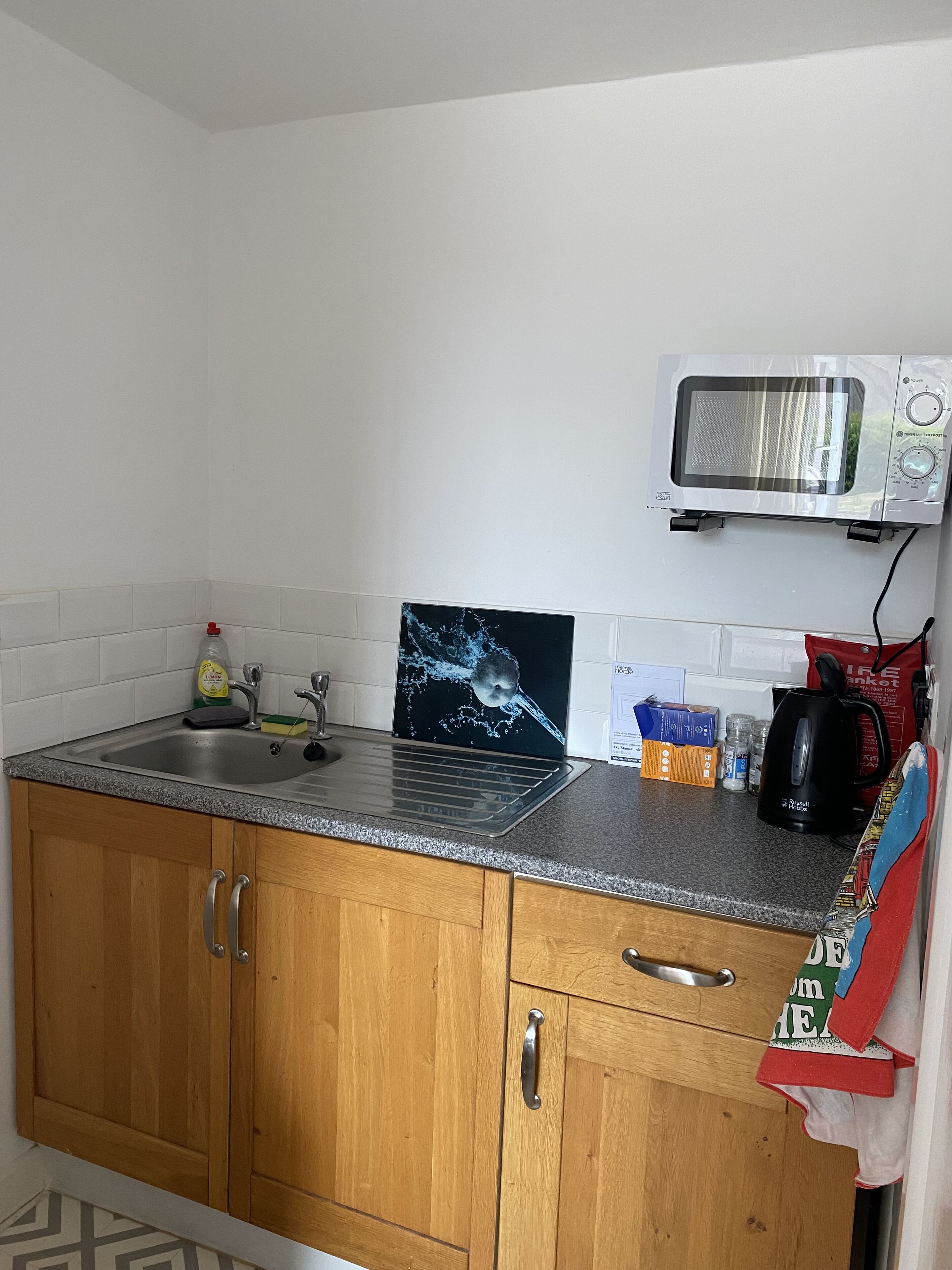 Een koelkast, een magnetron, een kookplaat, een waterkoker
