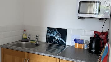 Een koelkast, een magnetron, een kookplaat, een waterkoker
