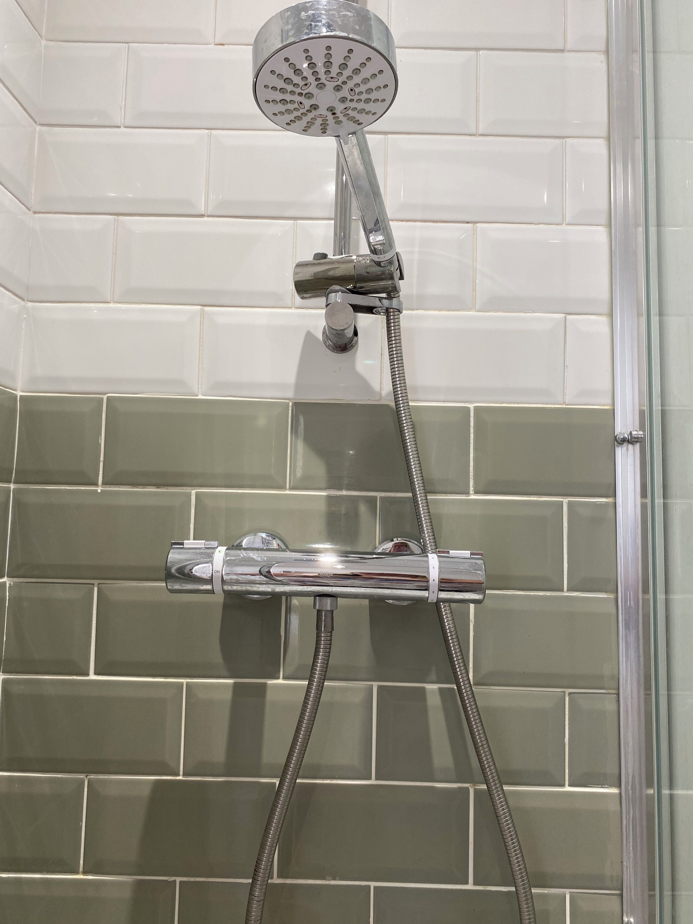 Douche, sèche-cheveux, serviettes fournies, savon