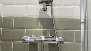 Douche, sĂšche-cheveux, serviettes fournies, savon