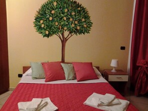 Kamar Double | Didekorasi berbeda-beda dan dilengkapi dengan perabotan berbeda-beda