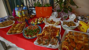 Tägliches inbegriffenes kontinentales Frühstück