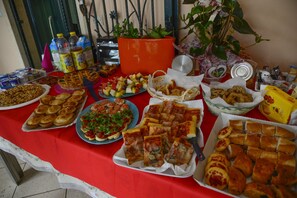 Sudah termasuk sarapan ala kontinental setiap hari