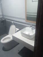 Ducha, artículos de tocador gratuitos, pantuflas, toallas