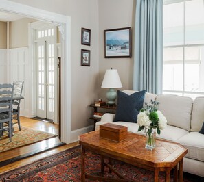 Lounge - East Bay Bed & Breakfast (Jamestown)