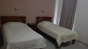 Phòng cơ bản, nhiều giường | Màn/rèm cản sáng, bàn ủi/dụng cụ ủi quần áo 