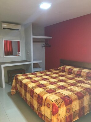 Comfort Room, 1 King Bed | Blackout drapes, iron/ironing board, free WiFi, bed sheets - Hotel Gaudi (Veracruz)