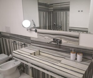 Hiustenkuivaaja, pyyhkeet, vessapaperi