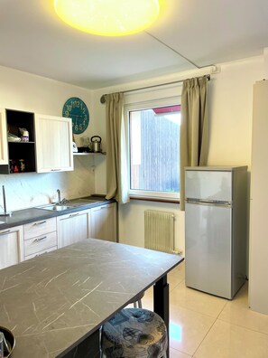 Coffee/tea maker, fridge, microwave, oven - HOLIDAY APARTMENT IN THE HEART OF VALPOLICELLA (San Pietro In Cariano)