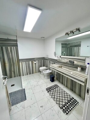 Hair dryer, towels, toilet paper - HOLIDAY APARTMENT IN THE HEART OF VALPOLICELLA (San Pietro In Cariano)