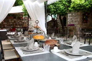Free daily buffet breakfast  - Relais 147 (Taormina)