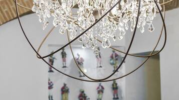 Un candelabro con múltiples detalles de cristal.