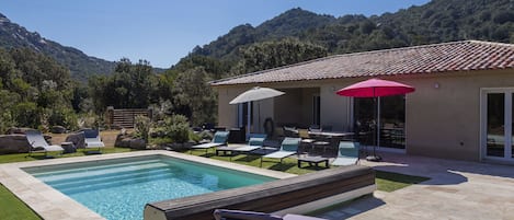 Una piscina al aire libre, una piscina climatizada