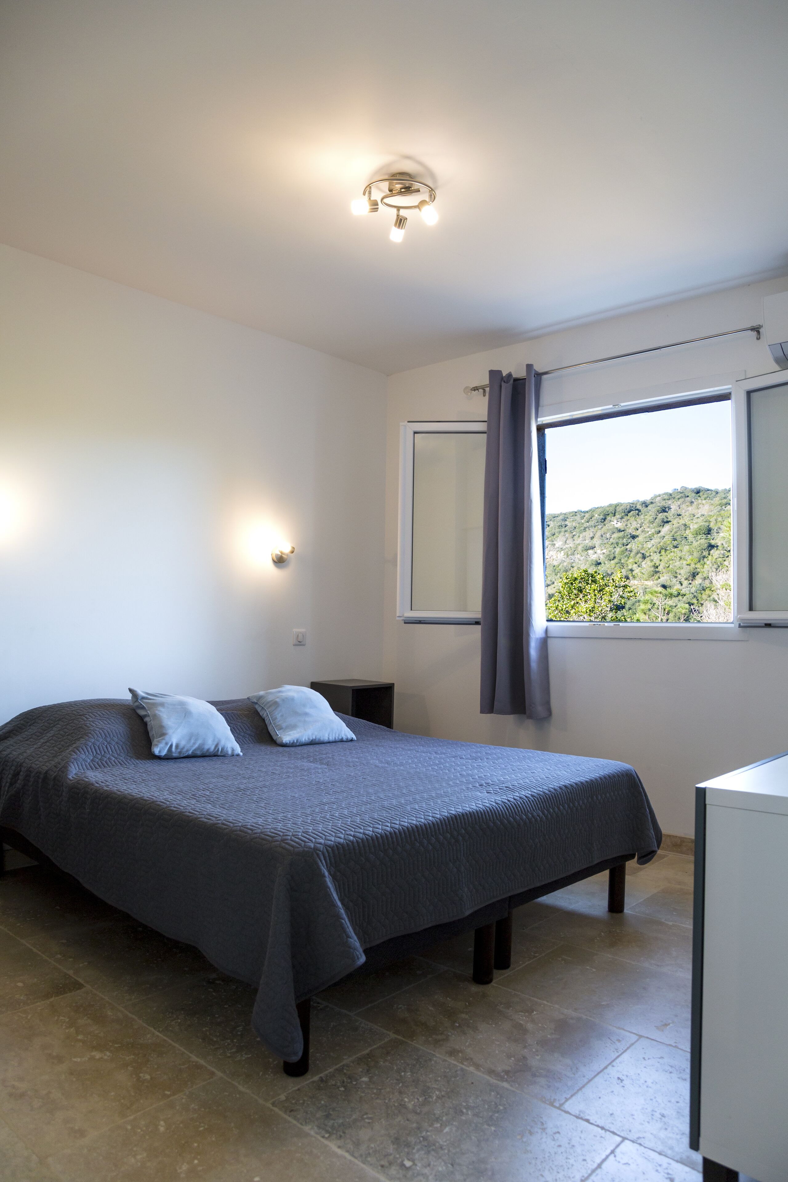 3 habitaciones, escritorio y tabla de planchar con plancha 