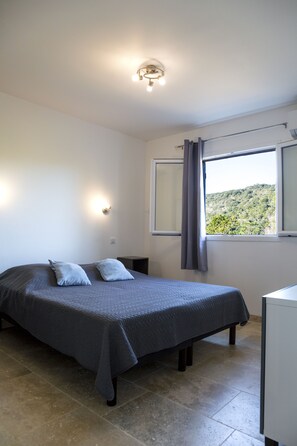 3 bedrooms, desk, iron/ironing board, travel crib - 6-8 person villa with heated pool in a quiet location (SOTTA)