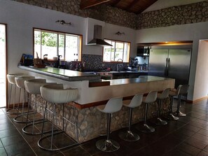 Frigorífico grande, microondas, horno y placa de cocina