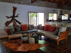 Näkymä rannalle/valtamerelle