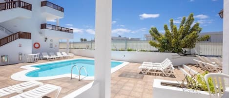 Una piscina al aire libre