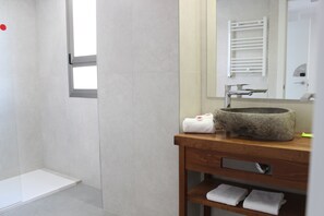 Bathroom | Free toiletries - Flamingo Beach Resort (Benidorm)