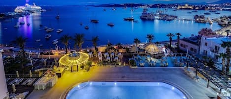 Una piscina cubierta, una piscina al aire libre