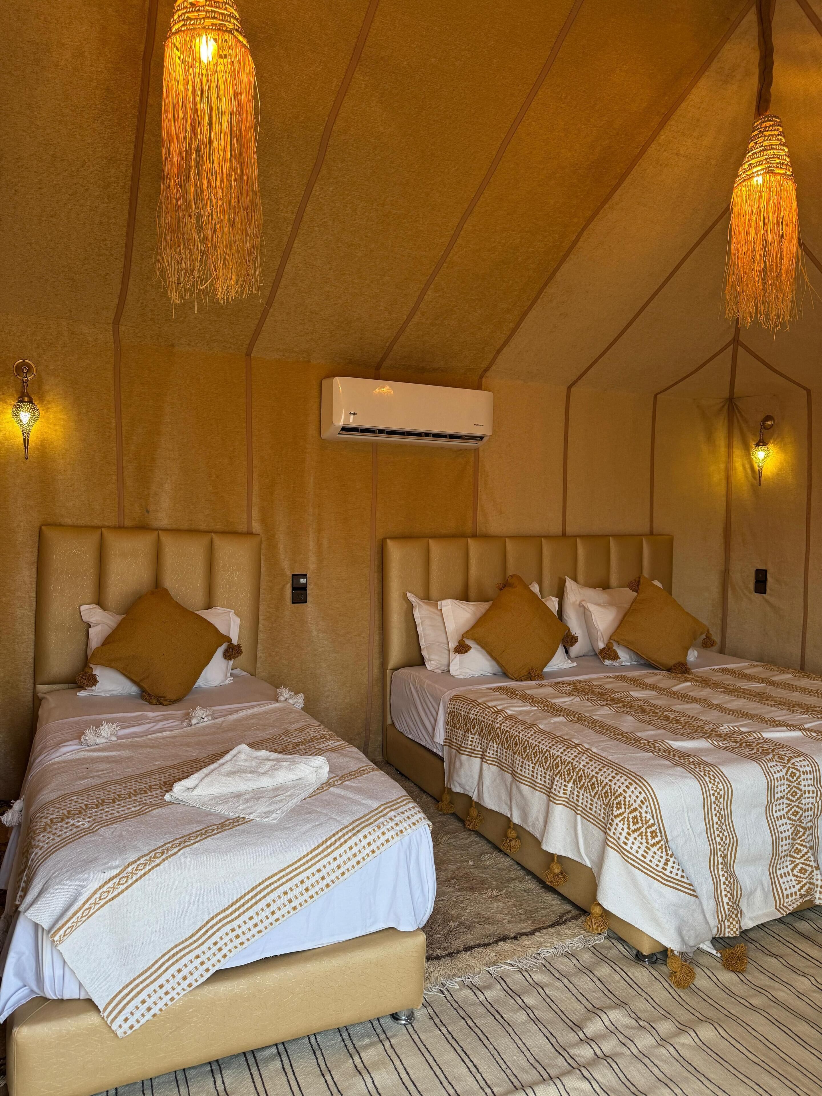 高档床上用品、迷你吧、客房内保险箱、特色装修