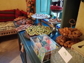 Free daily local cuisine breakfast - Carthage Hill (Carthage)