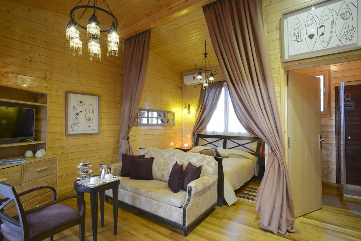 Suite Deluxe, 1 cama de matrimonio, vistas al jardín | 1 dormitorio, sábanas de algodón egipcio, ropa de cama de alta calidad