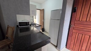 Basic Apartment, 1 Bedroom, Non Smoking, Microwave (4 pessoas) | Private kitchenette | Fridge, microwave, oven, stovetop - Residencial Chalés Âncora (Ubatuba)