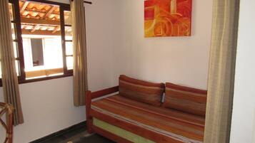 Apartamento básico, 1 quarto, para não fumantes, micro-ondas (4 pessoas) | Sala de estar | TV 21 polegadas com canais a cabo