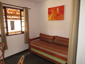 Apartemen Basic, 1 kamar tidur, Bebas Asap Rokok, microwave (4 pessoas) | Ruang keluarga | Televisi 21-inci dengan saluran TV kabel