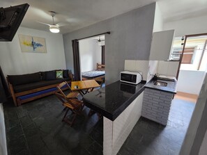 Standard Apartment, 1 Bedroom, Non Smoking, Microwave (4 pessoas) | Living room | 21-inch TV with cable channels - Residencial Chalés Âncora (Ubatuba)