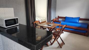 Basic Apartment, 1 Bedroom, Non Smoking, Microwave (4 pessoas) | WiFi (free), bed sheets