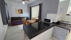 Basic Apartment, 1 Bedroom, Non Smoking, Microwave (4 pessoas) | Living room | 21-inch TV with cable channels - Residencial Chalés Âncora (Ubatuba)