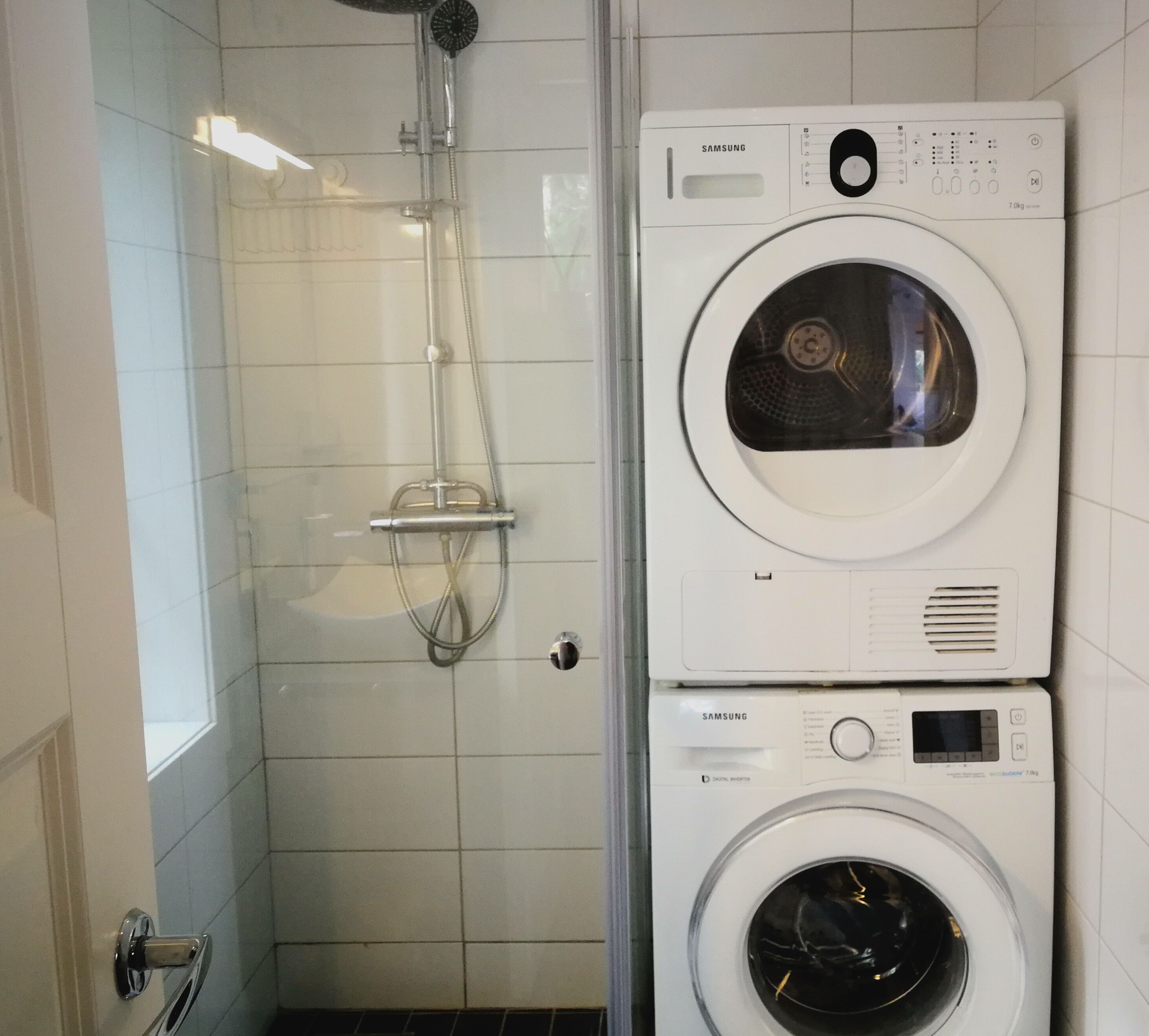 Serviettes fournies, papier toilette