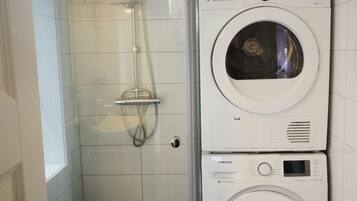 Serviettes fournies, papier toilette