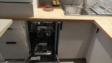 Een koelkast, een microgolfoven, een oven, een kookplaat