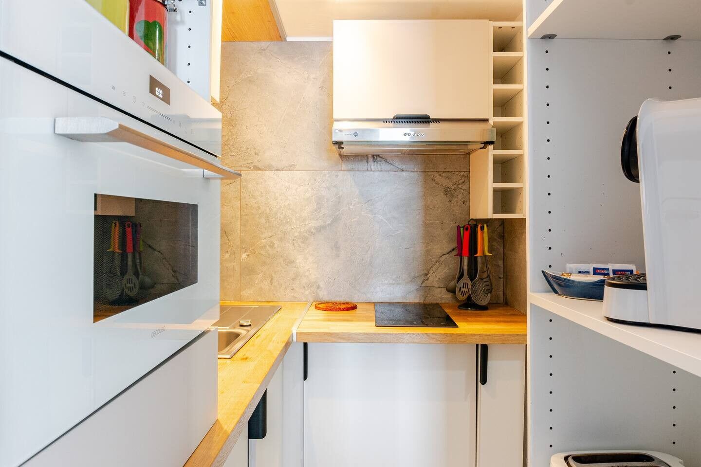 Réfrigérateur, micro-ondes, four, plaque de cuisson