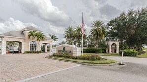 Hus (2314 Carnaby Ct) | Exteriör