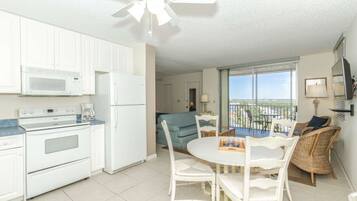 House, 1 King Bed (Beach & Tennis 2003) | Private kitchen | Fridge, microwave, dishwasher, coffee/tea maker