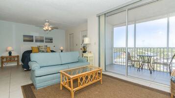 House, 1 King Bed (Beach & Tennis 2003) | Living area | TV, DVD player