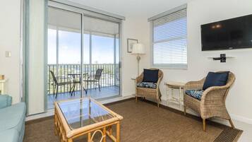 House, 1 King Bed (Beach & Tennis 2003) | 1 bedroom, iron/ironing board, free WiFi