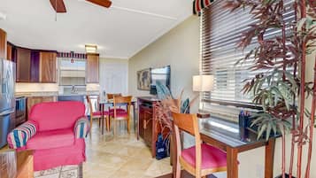 Condo (Beach & Tennis 5008) | Living room
